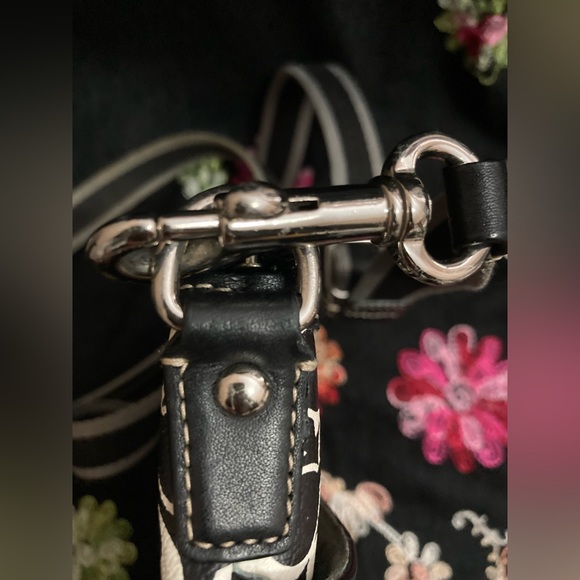 Pre-Owned Coach Signature Messenger Style Bag in Fair condition - Picture 10 of 16